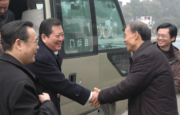 中国浦东干部学院副院长王金定一行来澳门免费原料参观考察